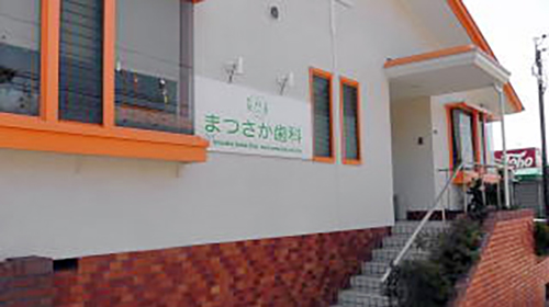 階段を上がると入口が見えます。