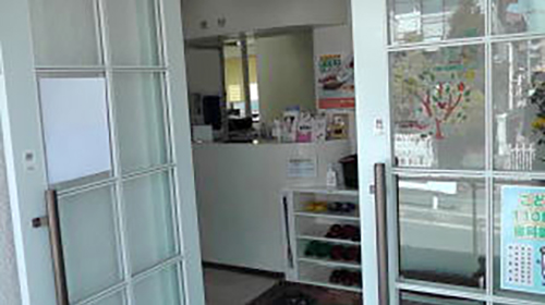 ドアを開けたら受付があります。